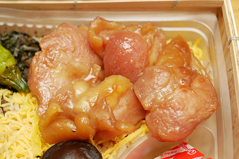 みつせ鶏のむねと手羽の間にある「とりトロ」は、脂が乗っていて照りが強く、見た目にもかなり美味しそうだ