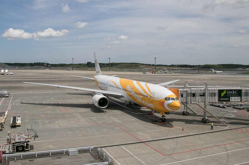 成田空港の65番スポットに駐機するノックスクートのボーイング 777-200型機（登録記号：HS-XBD）