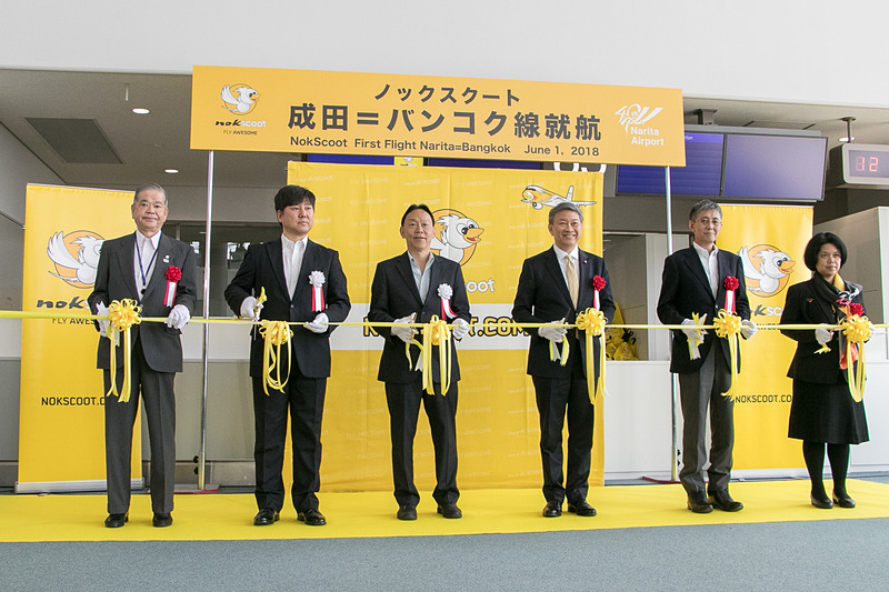 ノックスクートは6月1日、成田国際空港～バンコク・ドンムアン空港線を就航、記念式典を開いた。左から成田国際空港株式会社 代表取締役社長 夏目誠氏、ノックスクート 日本支社長 坪川成樹氏、副最高経営責任者 ギャン・ミン・トー氏、タイ王国大使館 駐日タイ王国特命全権大使 バンサーン・ブンナーク氏、国土交通省 東京航空局 成田空港事務所 石井靖男氏、タイ王国政府観光庁 東京事務所 副所長 ヨンラウィー・シティチャイ氏
