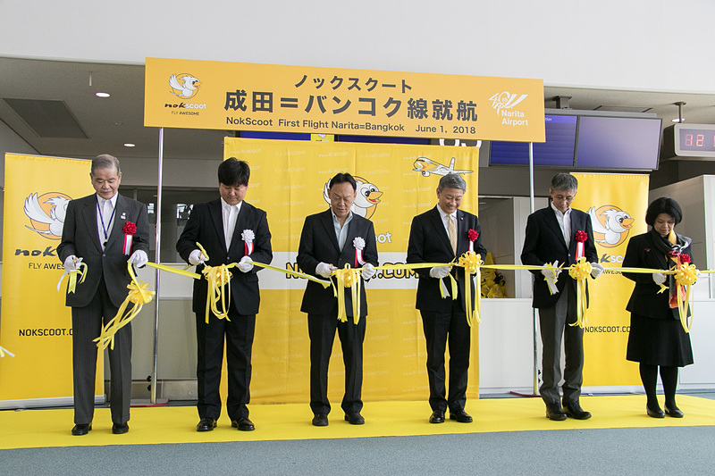 来賓と主催者によるテープカット