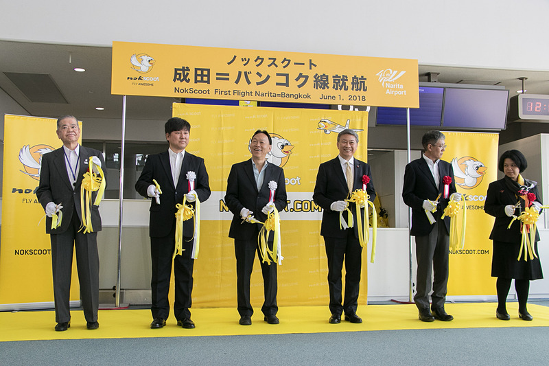 来賓と主催者によるテープカット