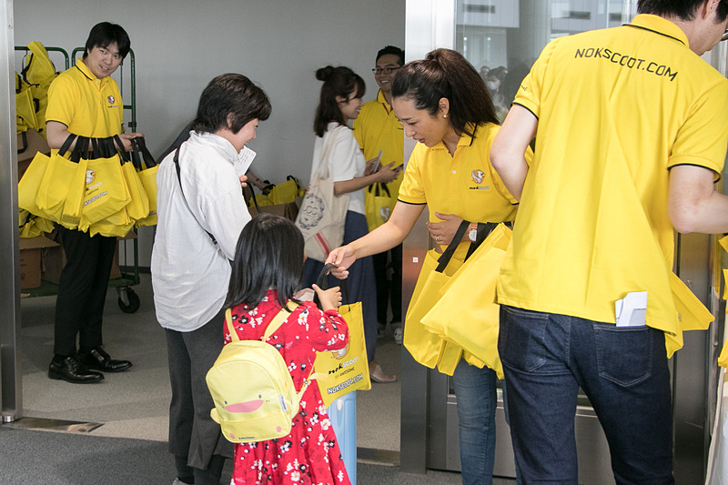 ノックスクートのスタッフから乗客に記念品が配られた