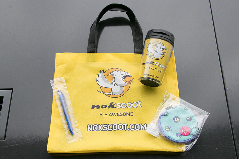 ノックスクートのスタッフから乗客に記念品が配られた