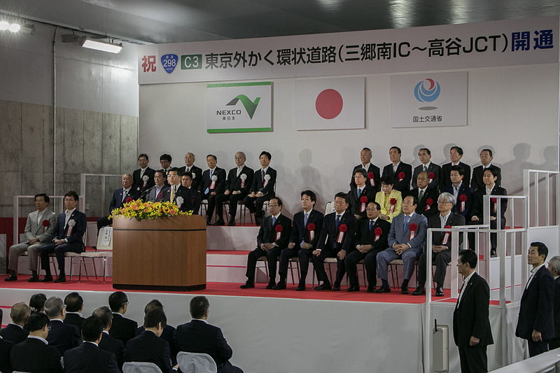 10時から松戸IC～市川北IC間の本線上に設けられた特設会場で、国土交通大臣の石井啓一氏や千葉県知事の森田健作氏らが臨席して開通式典や開通セレモニーが開かれた