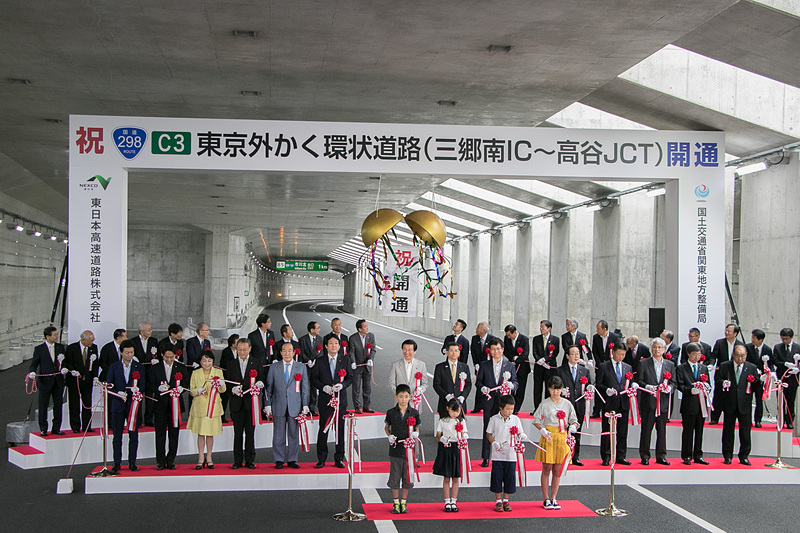 テープカットとくす玉開披が行なわれた