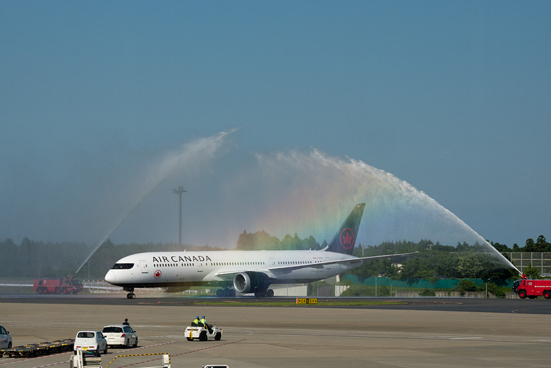 エア・カナダが成田～モントリオール線に就航。到着便は虹のアーチをくぐった