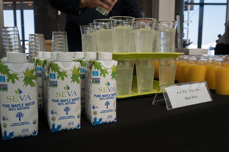 メープルウォーター、メープルティーが搭乗客に振る舞われた