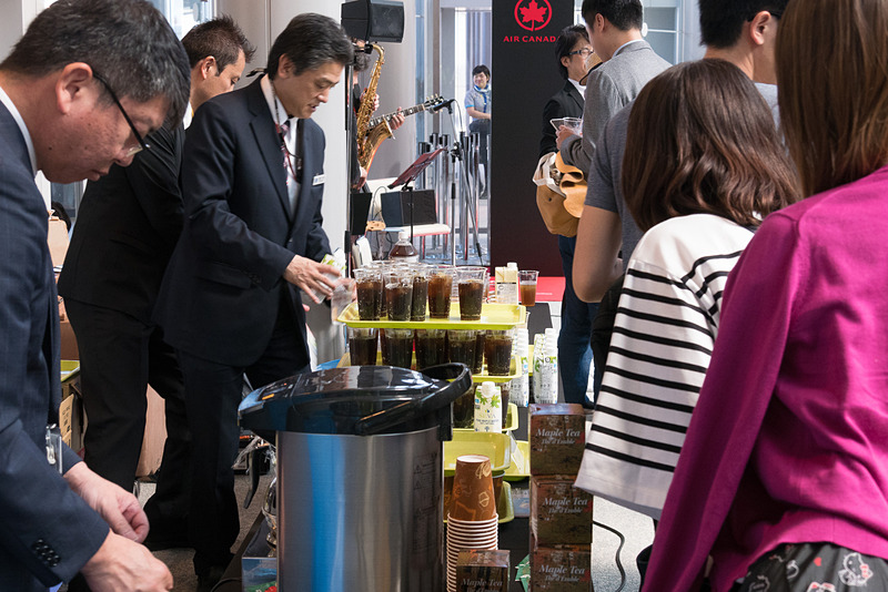メープルウォーター、メープルティーが搭乗客に振る舞われた