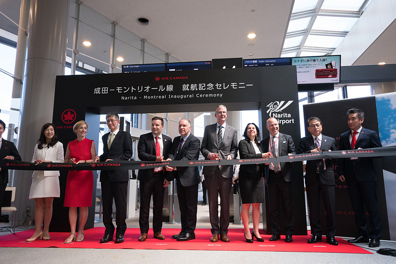 テープカット。駐日カナダ大使のイアン・バーニー氏ほか、ケベック州政府在日事務所、モントリオール市、国土交通省、成田国際空港株式会社の関係者が参加した
