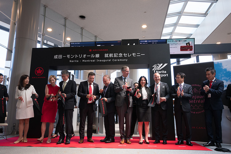 テープカット。駐日カナダ大使のイアン・バーニー氏ほか、ケベック州政府在日事務所、モントリオール市、国土交通省、成田国際空港株式会社の関係者が参加した