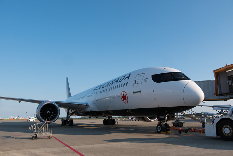 出発準備中の成田発初便のAC006便