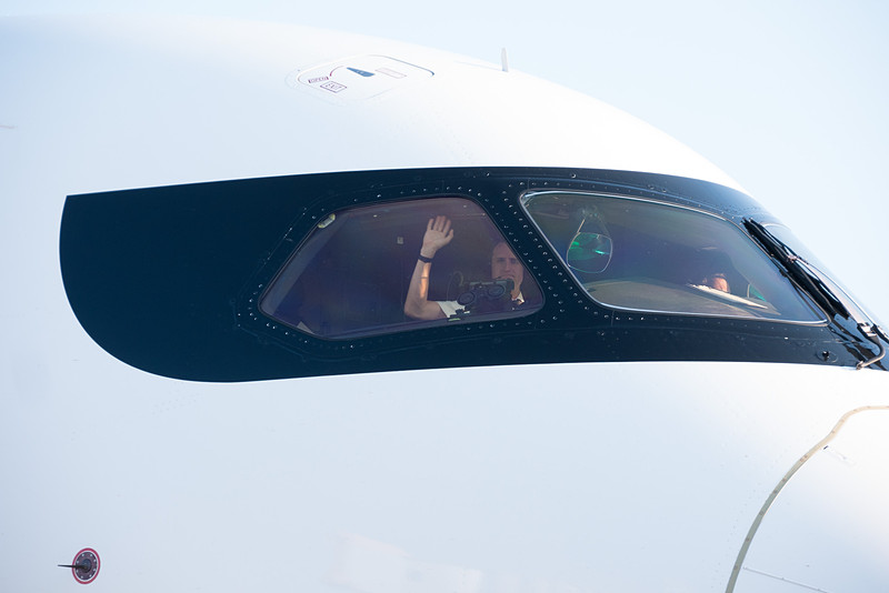 出発準備中の成田発初便のAC006便