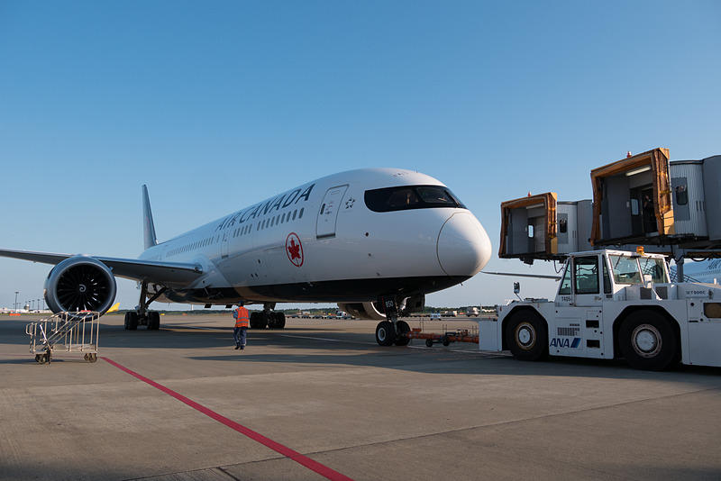 出発準備中の成田発初便のAC006便