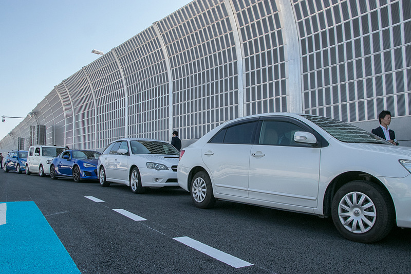 先導車に続いて5台のクルマが登場