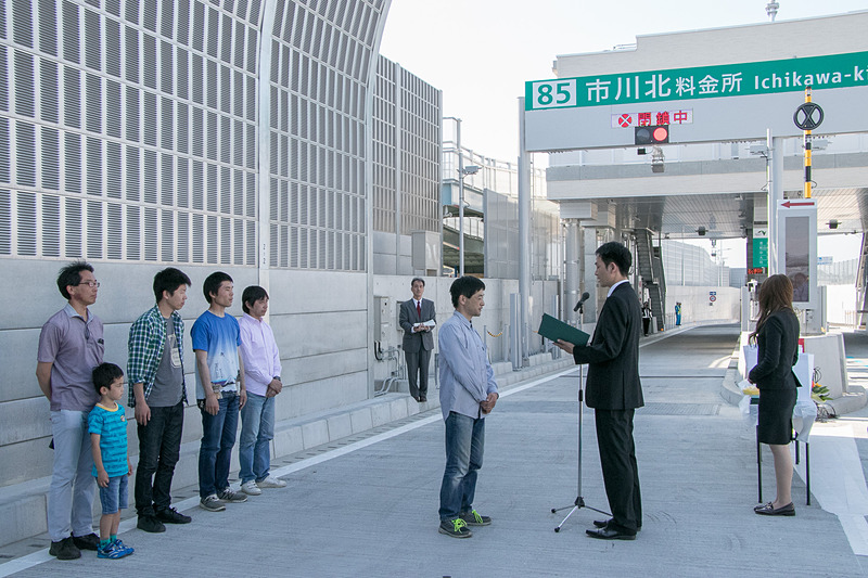 開通前のゲート前スペースでセレモニーを行ない、一番乗りの5組に認定書と記念品が贈られた