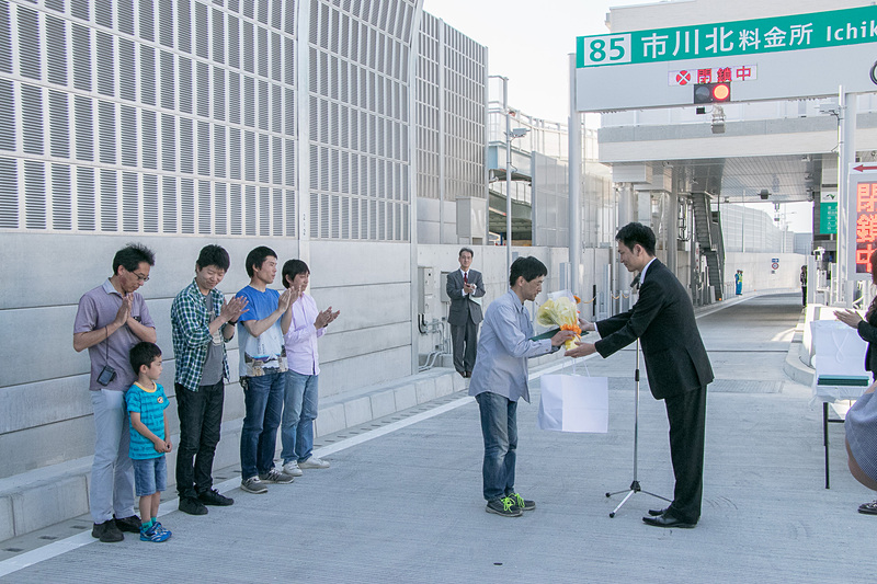 開通前のゲート前スペースでセレモニーを行ない、一番乗りの5組に認定書と記念品が贈られた