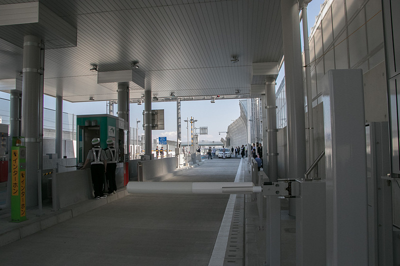 開通時刻の16時を待つ