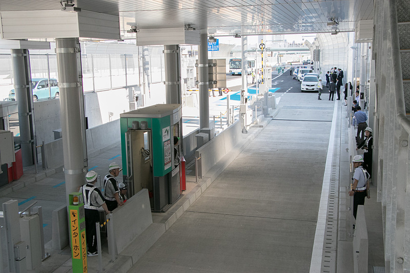 開通時刻の16時を待つ