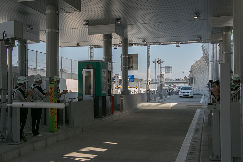 いよいよ開通時刻。5台のクルマが市川北料金所のゲートをくぐっていく