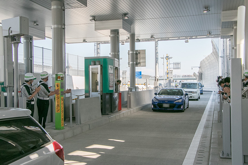 いよいよ開通時刻。5台のクルマが市川北料金所のゲートをくぐっていく