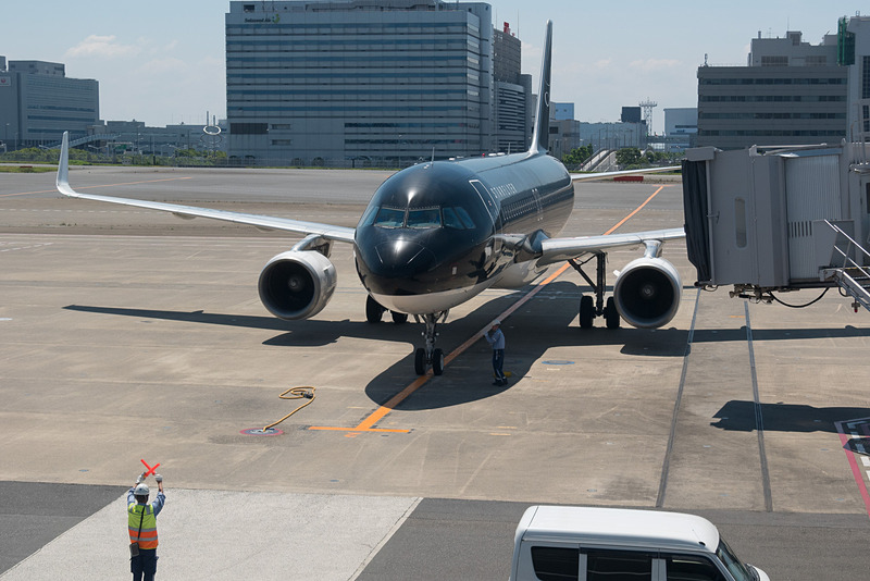 羽田空港発SFJ77便を「空男ソラダン MEN's FLIGHT～スターフライヤー男性スタッフによるおもてなしフライト～」として運航。機材は登録記号「JA20MC」のエアバス A320型機を使用した