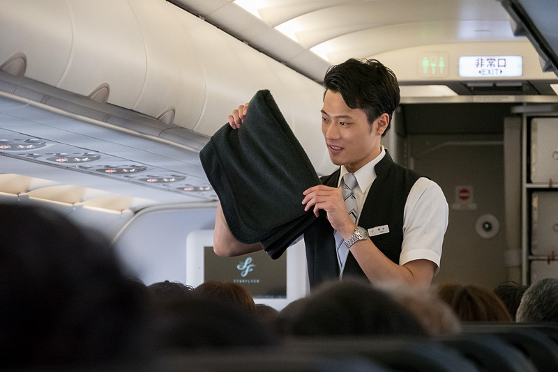 出発を控えてブランケットの配布や機内アナウンス