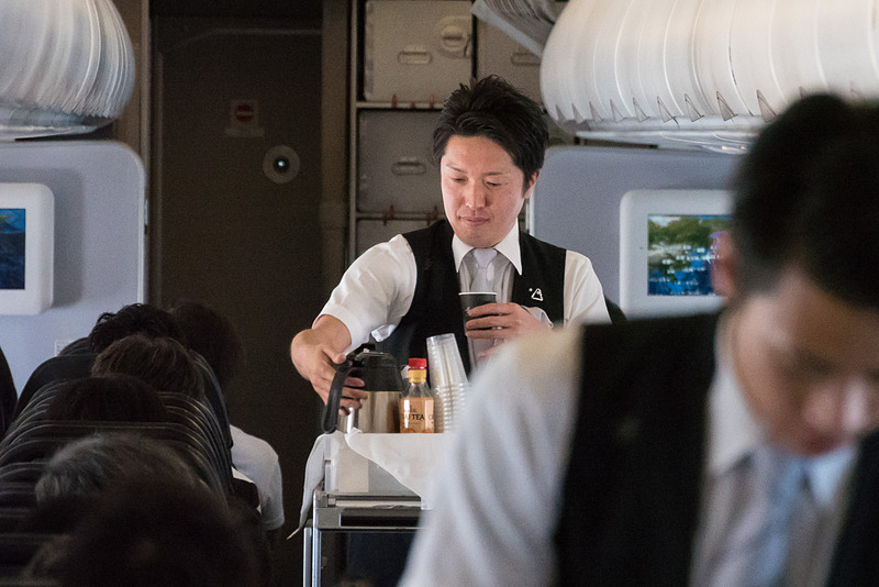 3名の男性CAが機内前方と後方に分かれてドリンクサービス