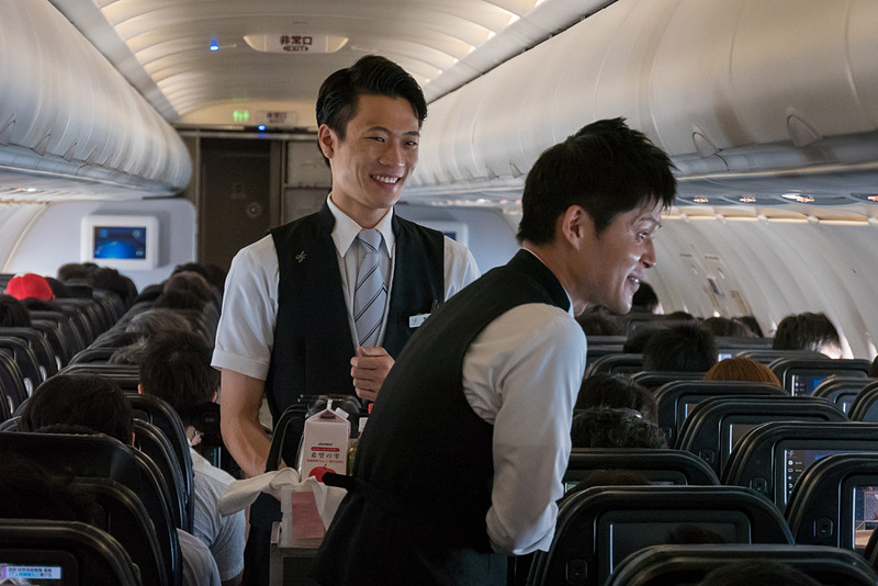 3名の男性CAが機内前方と後方に分かれてドリンクサービス