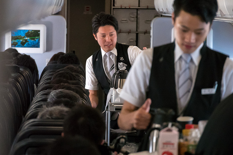 3名の男性CAが機内前方と後方に分かれてドリンクサービス