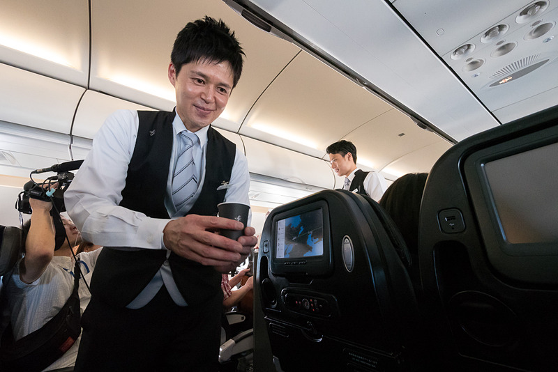 ドリンクサービス中の田中氏