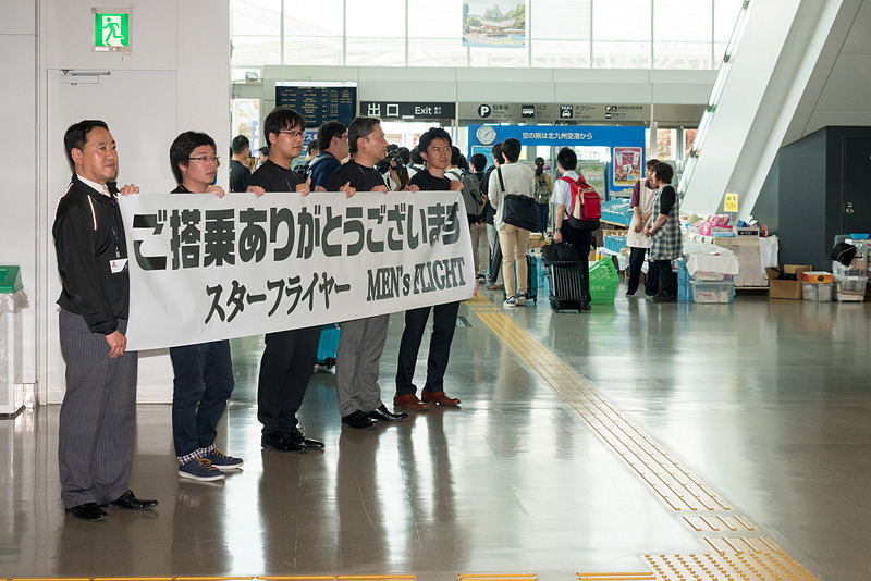 到着地の北九州空港でも、空賀カケルと八雲はなの等身大パネルを設置したフォトブースを設置。男性CAとの撮影も楽しめるイベントを行なった。