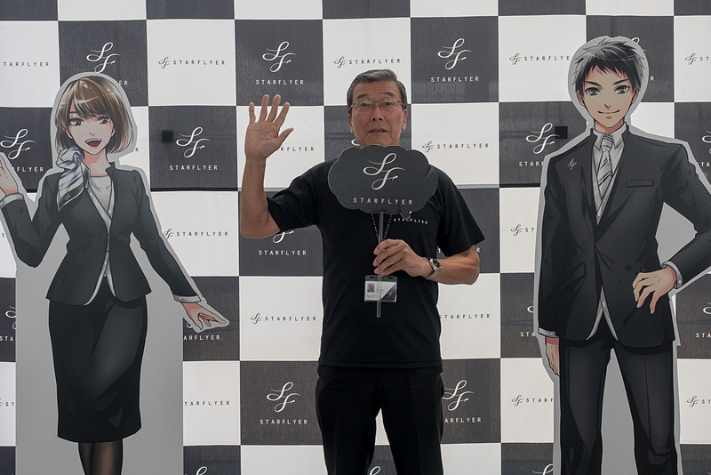 北九州空港で乗客を出迎えた株式会社スターフライヤー 代表取締役 社長執行役員 松石禎己氏