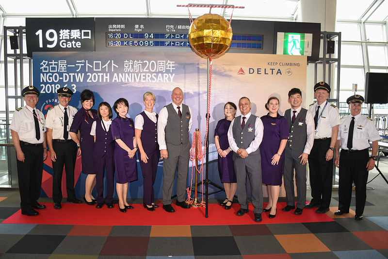 新しい制服を身にまとうデルタ航空のスタッフ