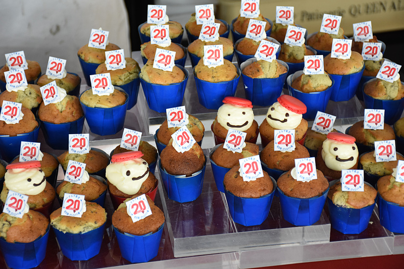 デルタ航空の周年イベントなどではおなじみのカップケーキだが、「なぞの旅人フー」デザインはここだけ