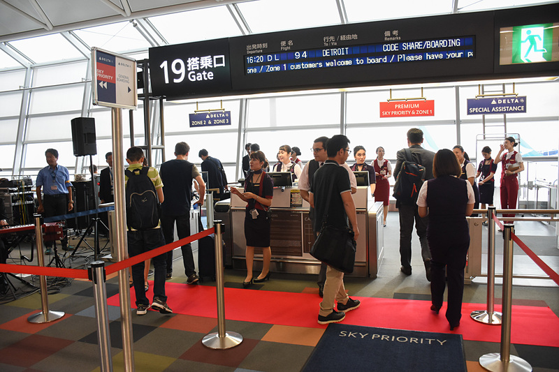 搭乗開始。乗客には特製のフライトタグをプレゼントした