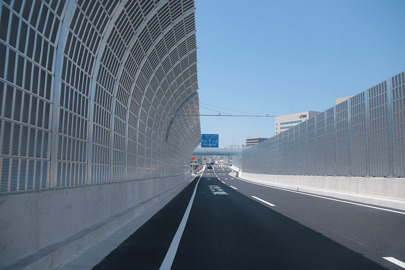 6月2日の開通初日に試走した際にも感じたが、国道298号内回りの小学校前交差点で、高架から降りてくる際に信号が「稲荷夕焼け歩道橋」に隠れて見づらいように思えたので注意してほしい