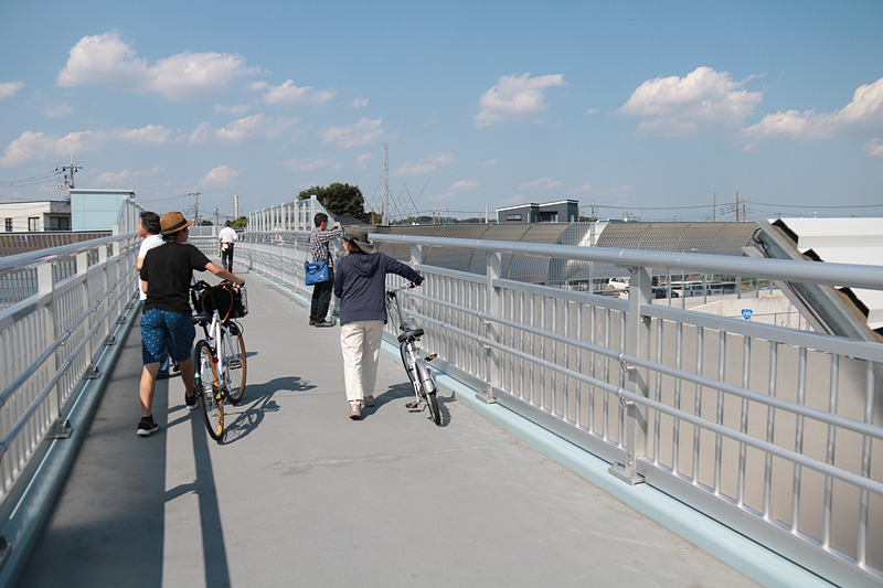 実際には自動車専用道部分はシェードにより遮られていて歩道橋から覗き込むことはできないのだが、どの歩道橋も開通した外環道と国道298号を眺める人々が多かった。単なるひとつの公共事業ではなく、地域の人々にとって数十年越しの念願だった道路の開通ではあるが、これだけの老若男女が歩道橋に集まるのを筆者は今までに知らない