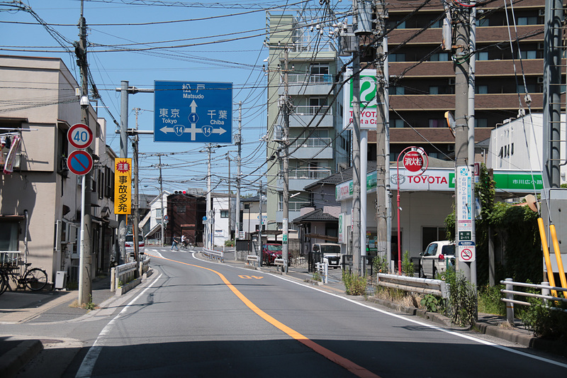 今までクルマの列が途切れたことのない県道市川松戸線が、国道298号の開通によってこのとおり。タイミングを狙って撮影したのではなく、平日の午後（6月4日13時30分ごろ）でこの状況は、近隣住民からすると「ありえない」状態だ