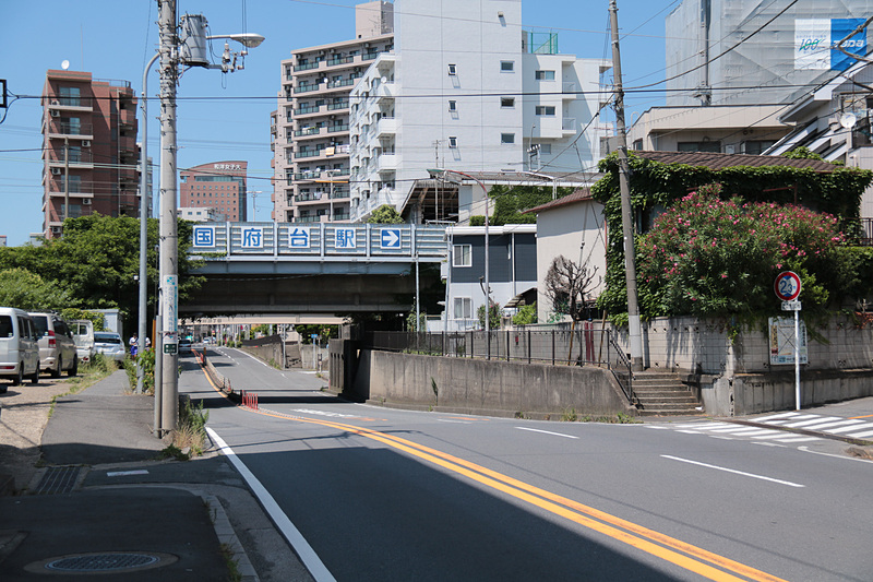 今までクルマの列が途切れたことのない県道市川松戸線が、国道298号の開通によってこのとおり。タイミングを狙って撮影したのではなく、平日の午後（6月4日13時30分ごろ）でこの状況は、近隣住民からすると「ありえない」状態だ