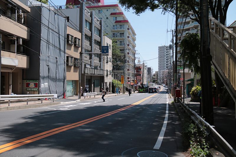 今までクルマの列が途切れたことのない県道市川松戸線が、国道298号の開通によってこのとおり。タイミングを狙って撮影したのではなく、平日の午後（6月4日13時30分ごろ）でこの状況は、近隣住民からすると「ありえない」状態だ