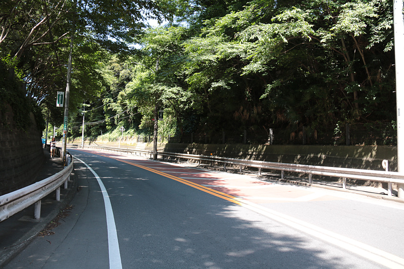 今までクルマの列が途切れたことのない県道市川松戸線が、国道298号の開通によってこのとおり。タイミングを狙って撮影したのではなく、平日の午後（6月4日13時30分ごろ）でこの状況は、近隣住民からすると「ありえない」状態だ