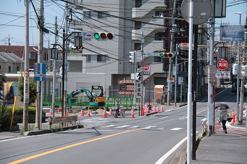 今までクルマの列が途切れたことのない県道市川松戸線が、国道298号の開通によってこのとおり。タイミングを狙って撮影したのではなく、平日の午後（6月4日13時30分ごろ）でこの状況は、近隣住民からすると「ありえない」状態だ