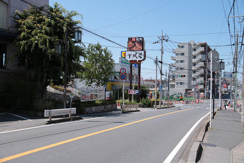 今までクルマの列が途切れたことのない県道市川松戸線が、国道298号の開通によってこのとおり。タイミングを狙って撮影したのではなく、平日の午後（6月4日13時30分ごろ）でこの状況は、近隣住民からすると「ありえない」状態だ
