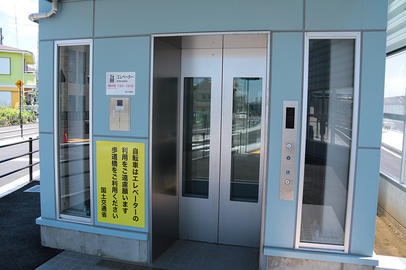 松戸ICを見下ろす場所に設置された「矢切っ子歩道橋」は、自転車が通りやすいようになだらかなスロープが設けられ、足の不自由な人向けにエレベータも完備。歩道橋の命名は地元の矢切小学校の児童