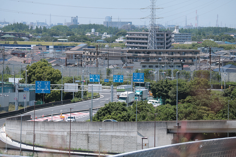 たまたま取材前のロケーションチェックで見付けた、国道298号 矢切トンネルの上にある緑地。外環道 葛飾大橋や国道6号と国道298号のジャンクションを見下ろせる場所であるが、東京スカイツリーはもちろん空気が澄んでいれば富士山も眺められる。「養成中」の立て札や植え込みなどの様子から、公園として整備中のようだ