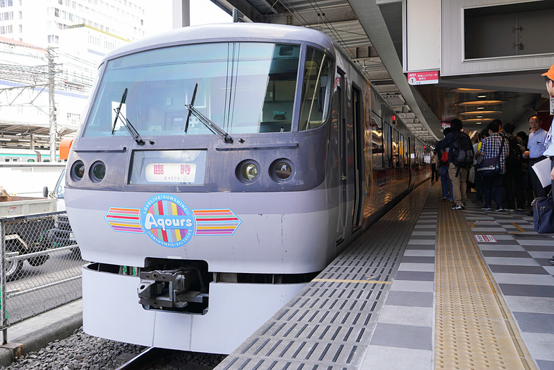 「ラブライブ！ サンシャイン!! 西武ツアー 2018」の車両。1号車。池袋駅で撮影