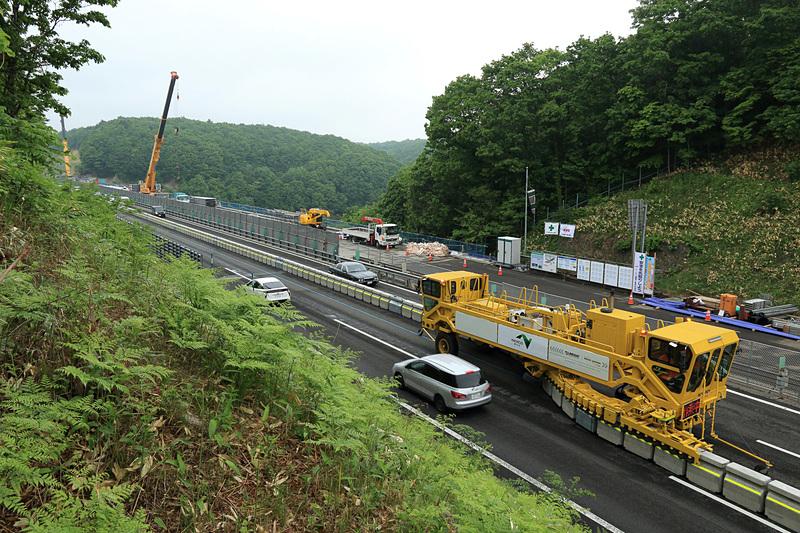 「上り2車線、下り1車線」から「上り1車線、下り2車線」への切り替え作業。BTMは左側の札幌方面から防護柵の位置を切り替えながら、右の千歳方面へ移動