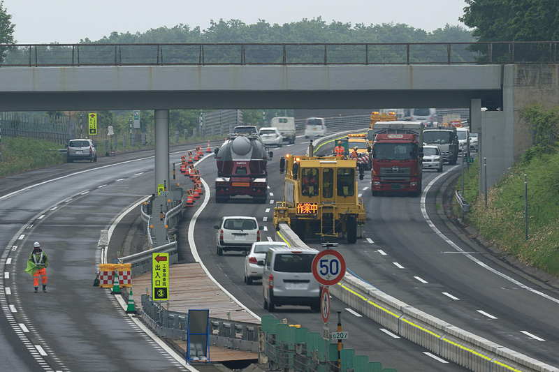 手前側の札幌方面から奥側の千歳方面へ向かい、BTMが待機場所へ到着して作業を終える。写真のように交通量の多いときでも、安全に車線運用を切り替えることができる