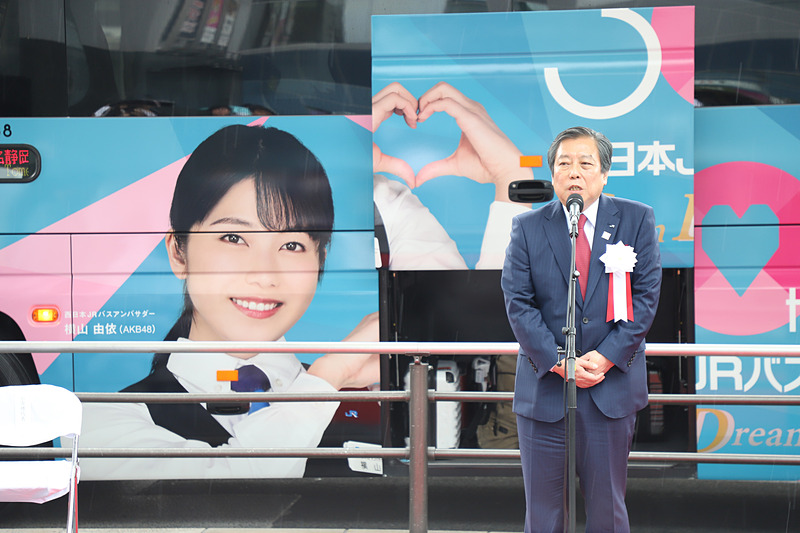 野中氏のあいさつ。背後では乗車もはじまっている