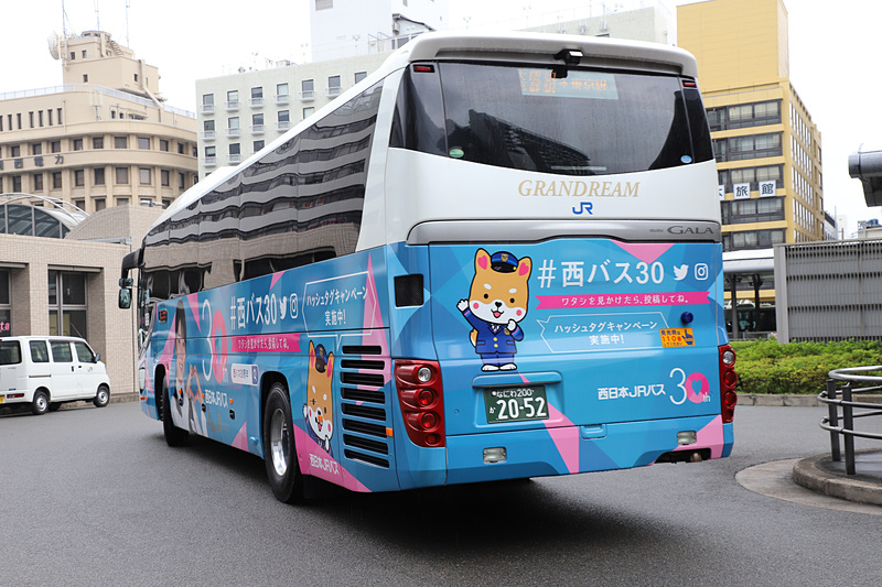 出発するラッピングバス